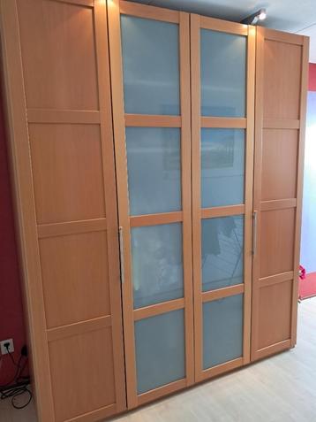 lichtkleurige houten kledingkst / linnenkast beschikbaar voor biedingen