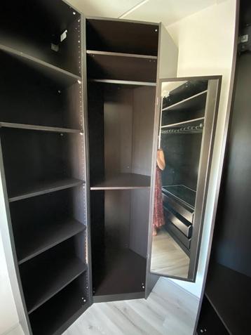 Donker bruine IKEA pax kasten met hoekelementen