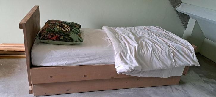 Mooi stevig bed 90x200m met verstelbare lattenbodem, Huis en Inrichting, Slaapkamer | Bedden, Gebruikt, Eenpersoons, 90 cm, 200 cm