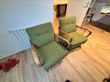 Twee vintage stoelen beschikbaar voor biedingen