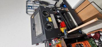 Zandstraal machine van hbm met stofzuiger beschikbaar voor biedingen