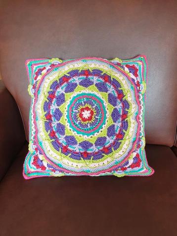 Kleurrijk kussen  beschikbaar voor biedingen