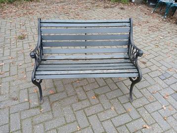 Tuinbank met leeuwenkop beschikbaar voor biedingen