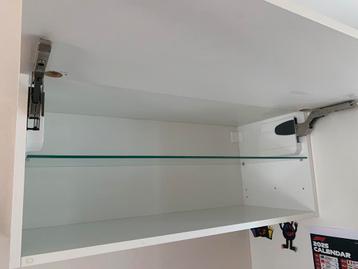 Kast - zwevend beschikbaar voor biedingen