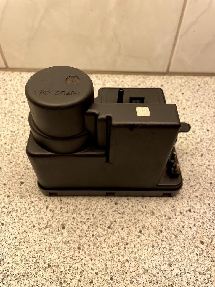 Vacuümpomp deurvergrendeling Mercedes W124 W202, Auto-onderdelen, Overige Auto-onderdelen, Mercedes-Benz, Gebruikt, Ophalen