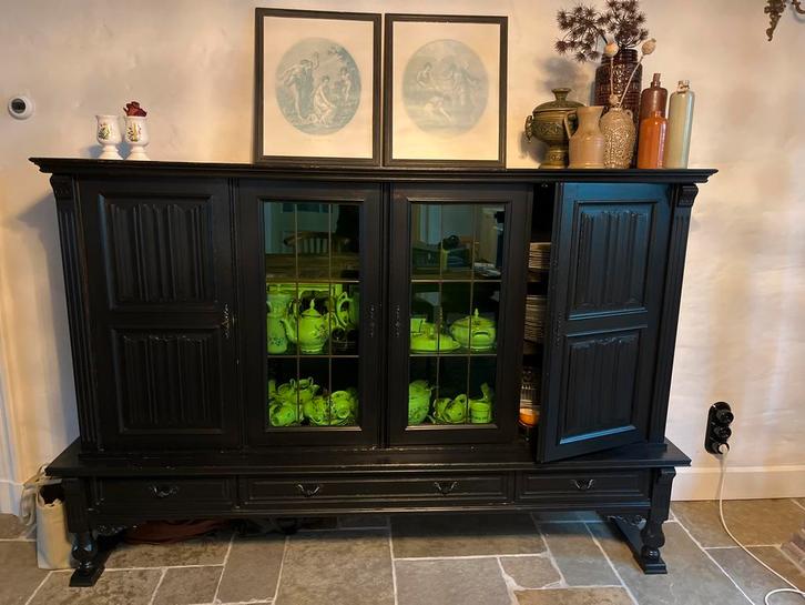 Antieke zwarte dressoir met origineel glas in lood deuren, Huis en Inrichting, Kasten | Dressoirs, Gebruikt, 200 cm of meer, 25 tot 50 cm
