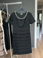 Elegante Zwarte Jurk met Sierkraag, Verzenden, Zwart, Zo goed als nieuw, Knielengte