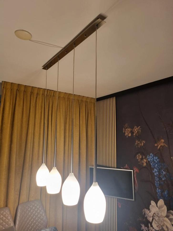 Moderne hanglamp met 4 glazen lampenkappen, Huis en Inrichting, Lampen | Hanglampen, Zo goed als nieuw, 50 tot 75 cm, Glas, Metaal