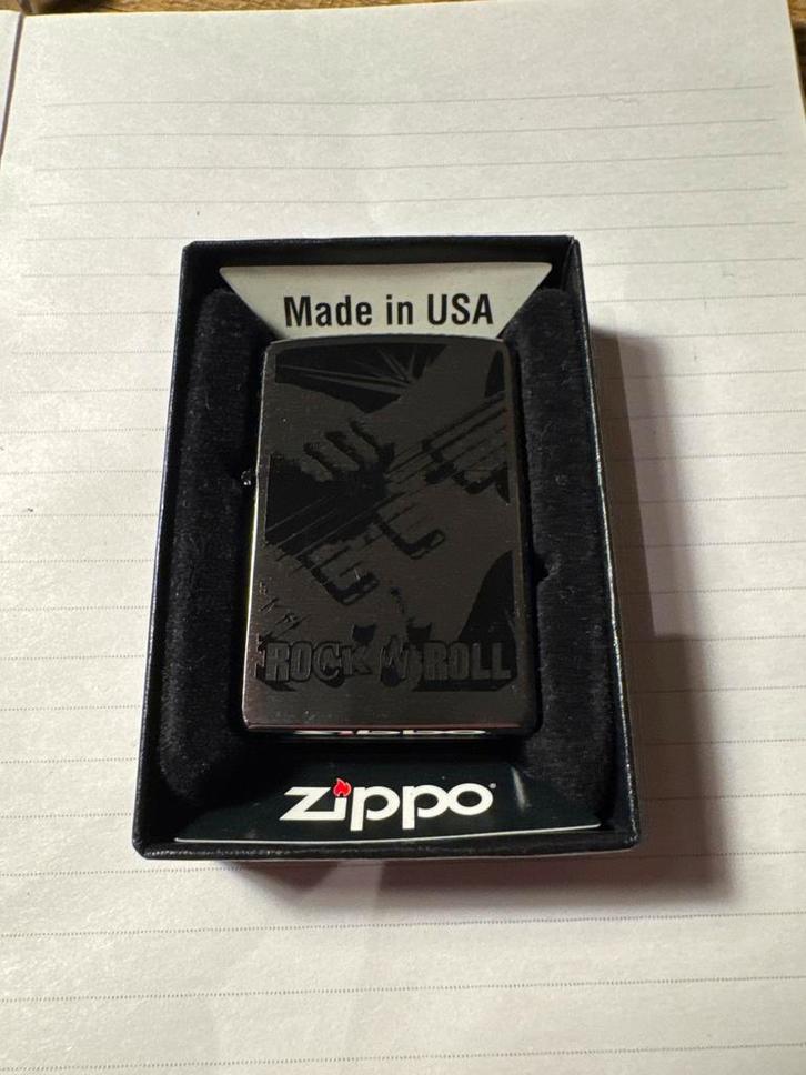 Zippo Aansteker - Rock & Roll Design - Nieuw in Doos, Verzamelen, Rookartikelen, Aanstekers en Luciferdoosjes, Nieuw, Aansteker