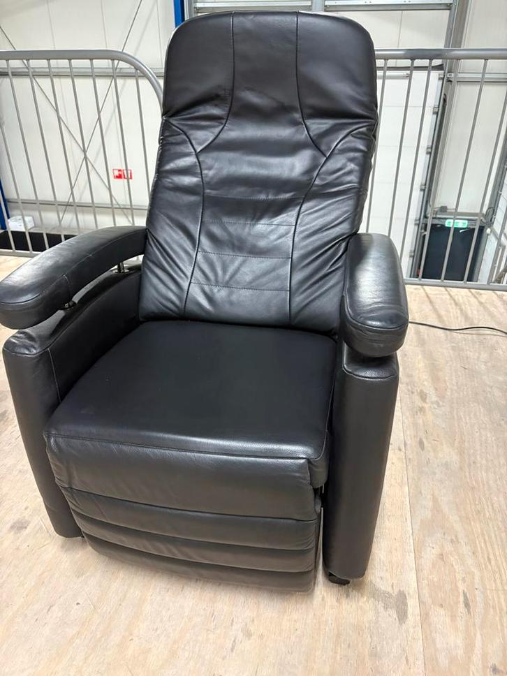 Fitform sta-/relaxstoel 573M351 – elektrisch verstelbaar, Huis en Inrichting, Fauteuils, Zo goed als nieuw, Leer, 50 tot 75 cm