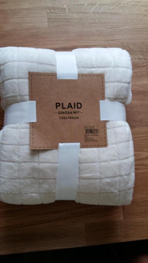 Nieuwe zachte plaids kleur wit. 130 x160 cm    2 voor € 25.-, Huis en Inrichting, Woonaccessoires | Plaids en Woondekens, Nieuw