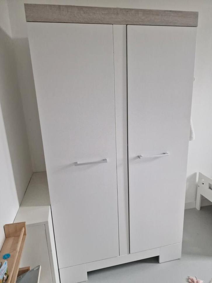 Futura Kinder- / babykamer kast wit / grijs hout, Kinderen en Baby's, Kinderkamer | Commodes en Kasten, Gebruikt, 105 cm of meer