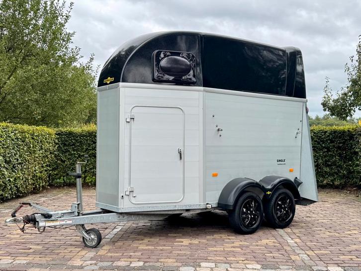 Practige Humbaur single vol aluminium met zadelkamer, Dieren en Toebehoren, Paarden en Pony's | Trailers en Aanhangwagens, Zo goed als nieuw