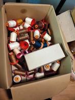 Grote volle doos kleine klossen garen,maat 10,voor 30euro., Hobby en Vrije tijd, Ophalen of Verzenden, Garen of Naald(en)