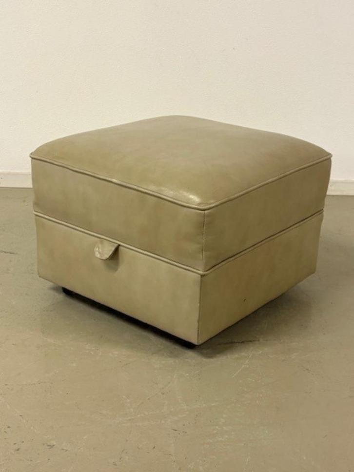 Engelse Pouffe in rundleder, Huis en Inrichting, Banken | Voetenbanken en Poefen, Gebruikt, 50 tot 75 cm, 50 tot 75 cm, Rechthoekig