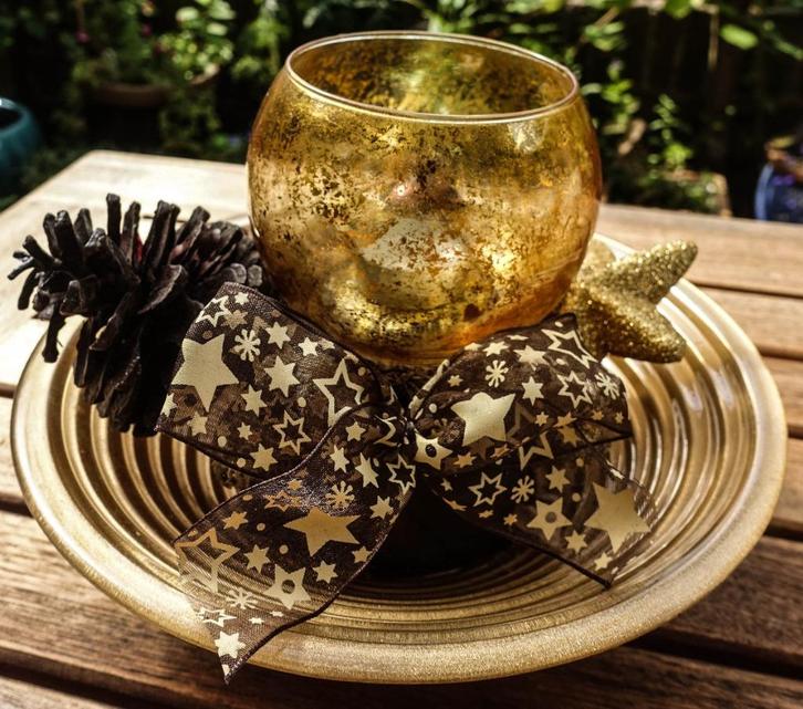 kerst - goudkleurige schaal met kandelaar en deco materiaal, Diversen, Kerst, Zo goed als nieuw, Ophalen