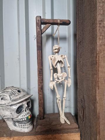 Modernistisch standbeeld skelet aan galg beschikbaar voor biedingen