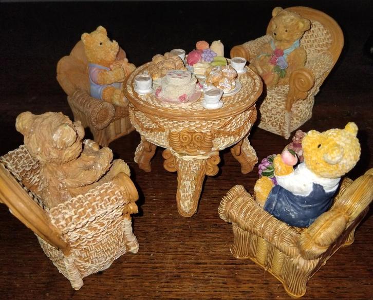Schattige Beeldjes van Beren in stoelen en een tafeltje, Antiek en Kunst, Curiosa en Brocante, Ophalen of Verzenden