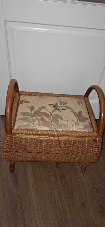 Vintage Rotan Bankje / Voetenbankje beschikbaar voor biedingen