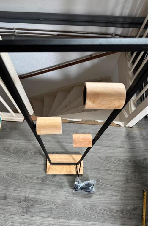 Moderne Staande Lamp –Industrieel Design met Houten Accenten, Huis en Inrichting, Lampen | Vloerlampen, Zo goed als nieuw, Ophalen