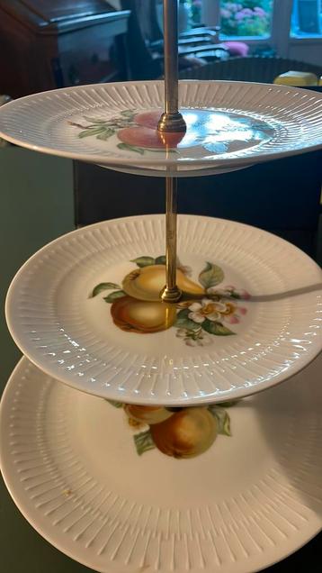 Mooie driedelig etagere met fruit beschildering beschikbaar voor biedingen