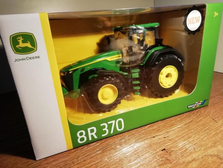 Te koop Britains John Deere 8R 370., Hobby en Vrije tijd, Modelauto's | 1:32, Nieuw, Tractor of Landbouw, Britains, Ophalen of Verzenden