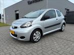 Toyota Aygo 1.0 12V 3DRS 2010 Grijs Airco, Auto's, Voorwielaandrijving, Stof, Zwart, 4 stoelen
