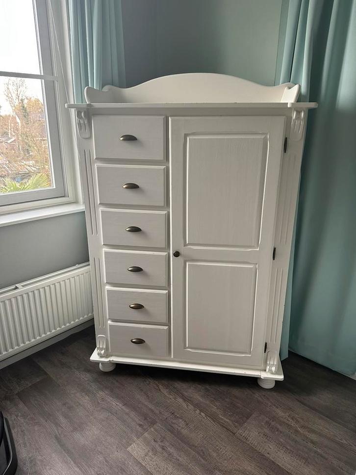 Brocante witte commode, bijpassende wandplank en kledingkast, Kinderen en Baby's, Kinderkamer | Commodes en Kasten, Gebruikt, 105 cm of meer