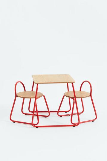 Kindertafel en stoeltje/ krukje rood  beschikbaar voor biedingen