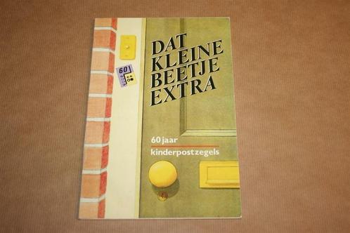 Boek: Dat kleine beetje extra | 60 jaar kinderpostzegels, Postzegels en Munten, Postzegels | Toebehoren, Boek of Tijdschrift, Ophalen of Verzenden