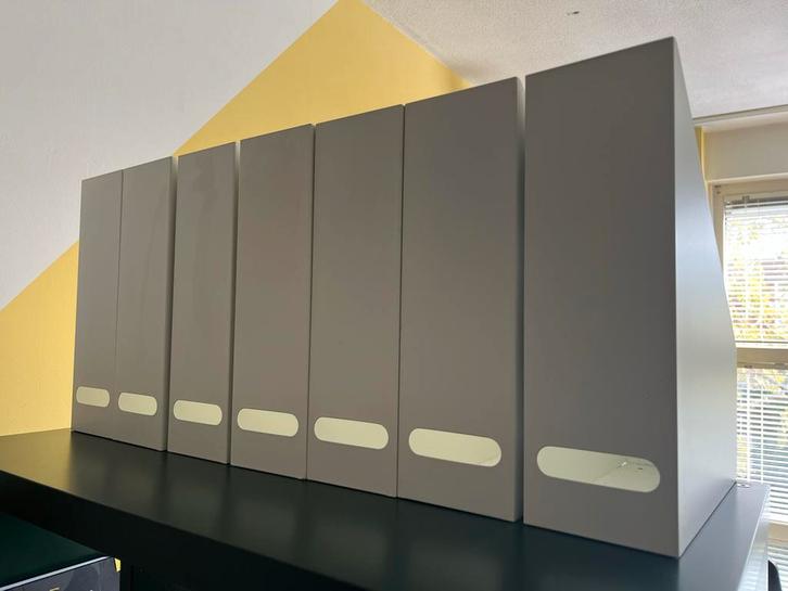 7 Witte Metalen Lectuurbakken, Huis en Inrichting, Woonaccessoires | Krantenbakken en Lectuurbakken, Zo goed als nieuw, Ophalen