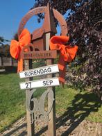 Oranje schuimrubberen strikken, Ophalen