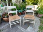 Twee sfeervolle, antieke, doorleefde, landelijke stoelen, Huis en Inrichting, Stoelen, Ophalen, Gebruikt, Bruin, Twee
