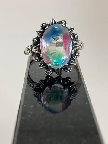 Rijkversierde ring met Rijnsteen beschikbaar voor biedingen