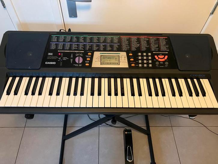 casio Keyboard met standaard en pedaal, Muziek en Instrumenten, Keyboards, Gebruikt, 61 toetsen, Casio, Met standaard, Midi-aansluiting