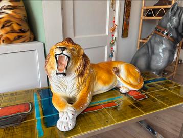 Prachtige vintage terracotta leeuw beeld beschikbaar voor biedingen