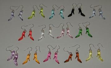 Kleurrijke schoenen oorbellen beschikbaar voor biedingen