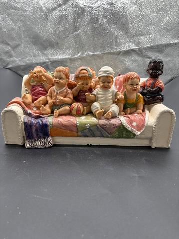 Vintage spaarpot. Huilende baby’s op bank. beschikbaar voor biedingen
