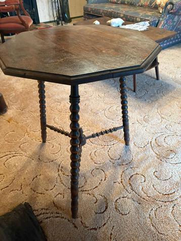 Achtkantige Houten Tafel - 60cm Diameter, 70cm Hoogte beschikbaar voor biedingen