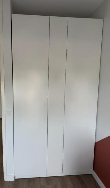 Kleding kast 1 jaar oud. Zgan beschikbaar voor biedingen