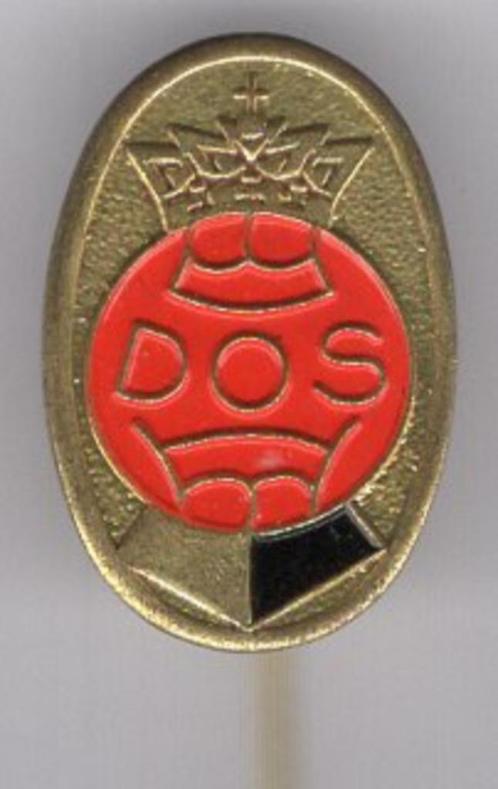 DOS D.O.S. rood op koper voetbalclub speldje ( Y_087 ), Verzamelen, Speldjes, Pins en Buttons, Nieuw, Speldje of Pin, Sport, Verzenden