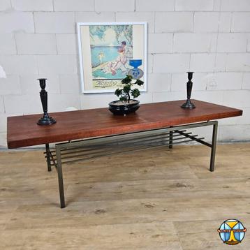 Vintage Deens (jaren 60) teakhouten salontafel metalen voet beschikbaar voor biedingen
