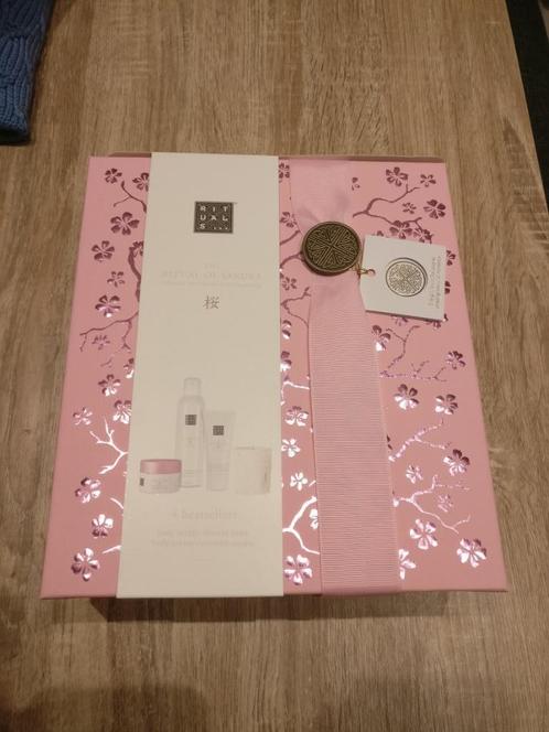 Rituals giftset M nieuw - Sakura, Sieraden, Tassen en Uiterlijk, Uiterlijk | Lichaamsverzorging, Nieuw, Bad & Douche, Ophalen of Verzenden