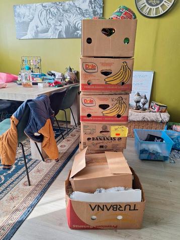 +- 5 dozen met rommelmarkt spullen  beschikbaar voor biedingen