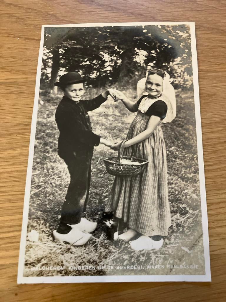 Oude ansichtkaart Walcheren kinderen in klederdracht, Gebruikt, Ophalen of Verzenden, 1940 tot 1960, Prent