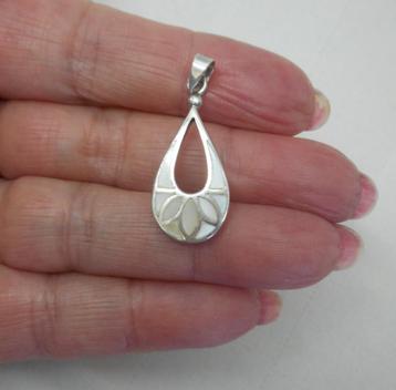 Zilveren hanger met witte parelmoer nr.757 beschikbaar voor biedingen