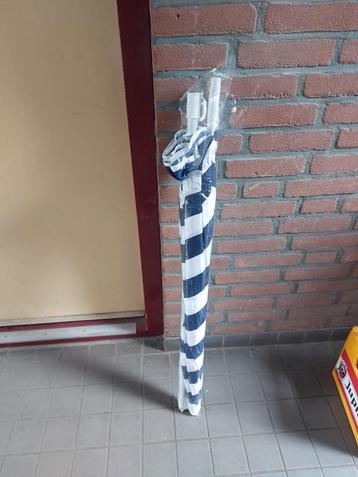 Strand parasol beschikbaar voor biedingen