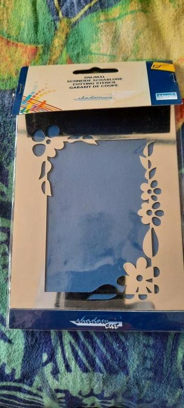 snijmal voor het maken van kaarten beschikbaar voor biedingen