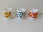 3 Vintage retro arcopal france lotus mokken koppen bloemen, Gebruikt, Ophalen of Verzenden, Glas, Overige stijlen