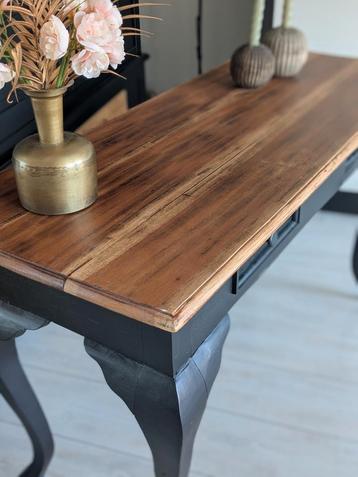 Zeer mooie sidetable  beschikbaar voor biedingen